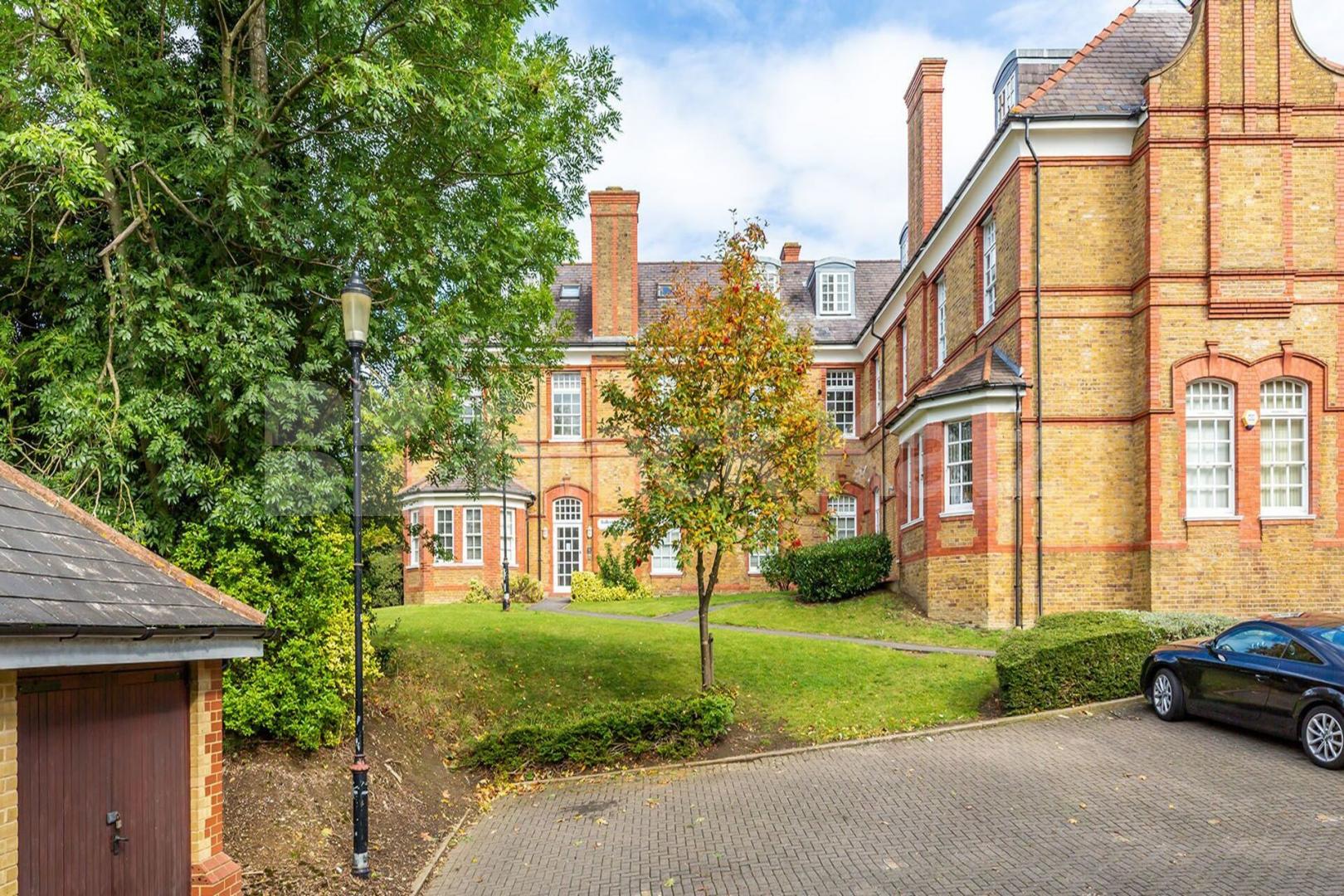 A superb split level 2 bedroom 2 bathroom within a private estate Newsholme Drive, Winchmore Hill / Enfield 