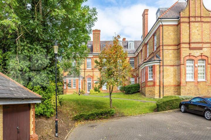 A superb split level 2 bedroom 2 bathroom within a private estate Newsholme Drive, Winchmore Hill / Enfield 