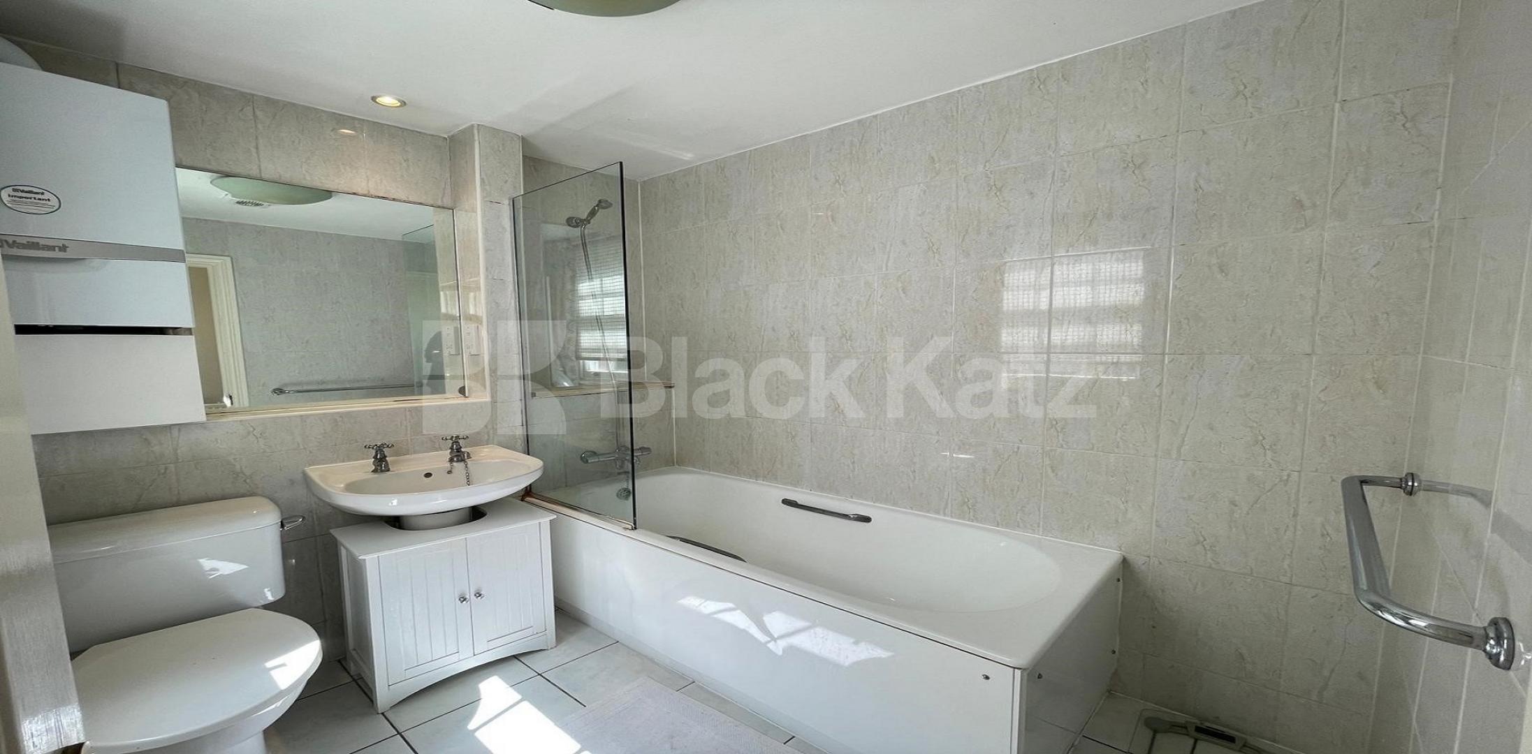 			LET, 1 Bedroom, 1 bath, 1 reception Apartment			 St. George's Square, Pimlico