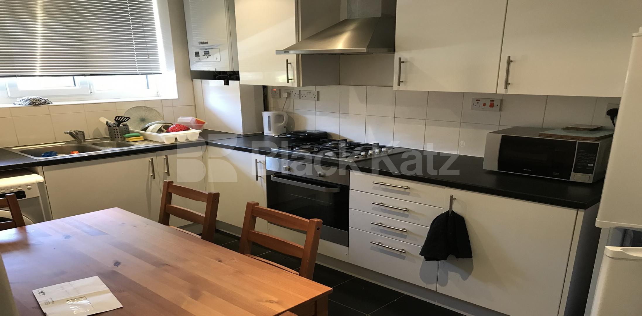 			LET , 3 Bedroom, 1 bath, 0 reception Apartment			 Damien Street , Whitechapel / Aldgate