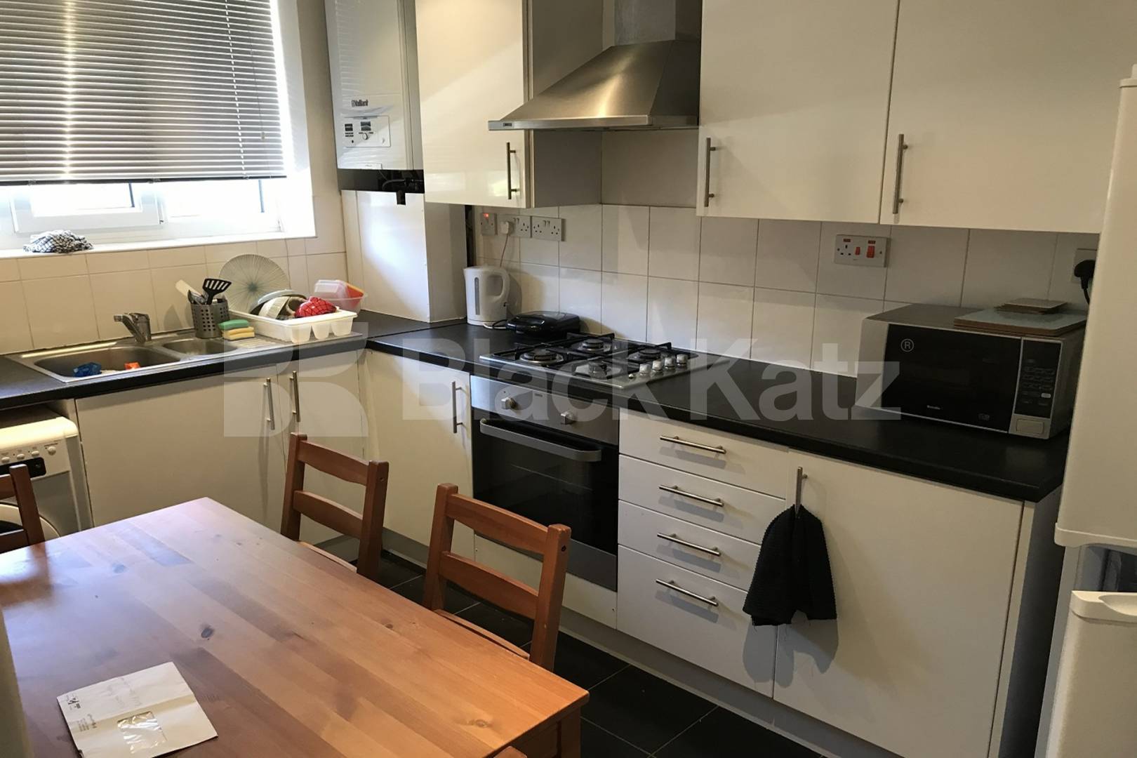 Flooded with natural light & superbly located Damien Street , Whitechapel / Aldgate