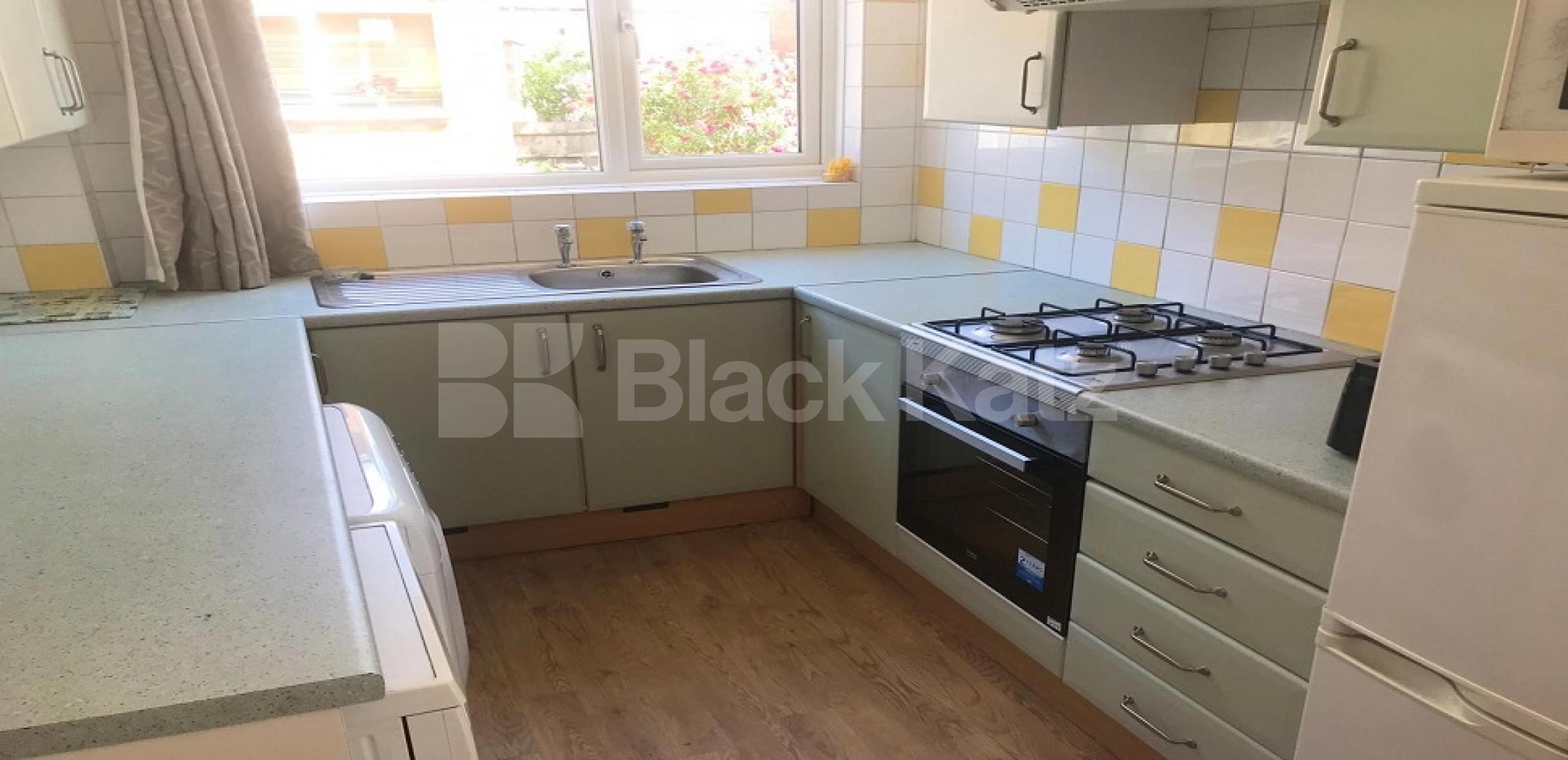 			LET , 4 Bedroom, 1 bath, 1 reception House			 Dunston Road, Clapham Junction