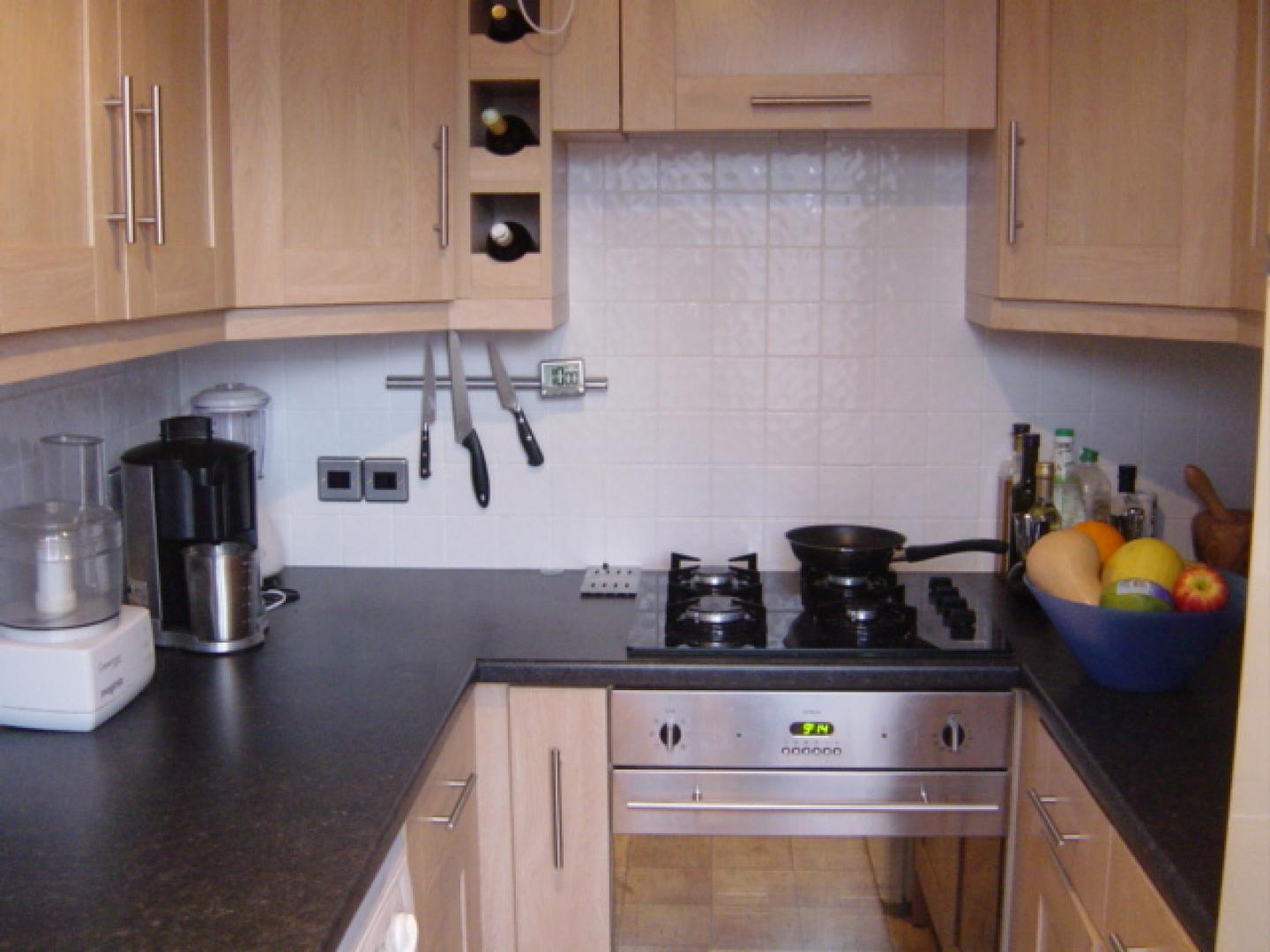 			NEW INSTRUCTION W/ ROOF TERRACE! MUST SEE, 2 Bedroom, 1 bath, 1 reception Apartment			 Sutherland Avenue, W9 2HF