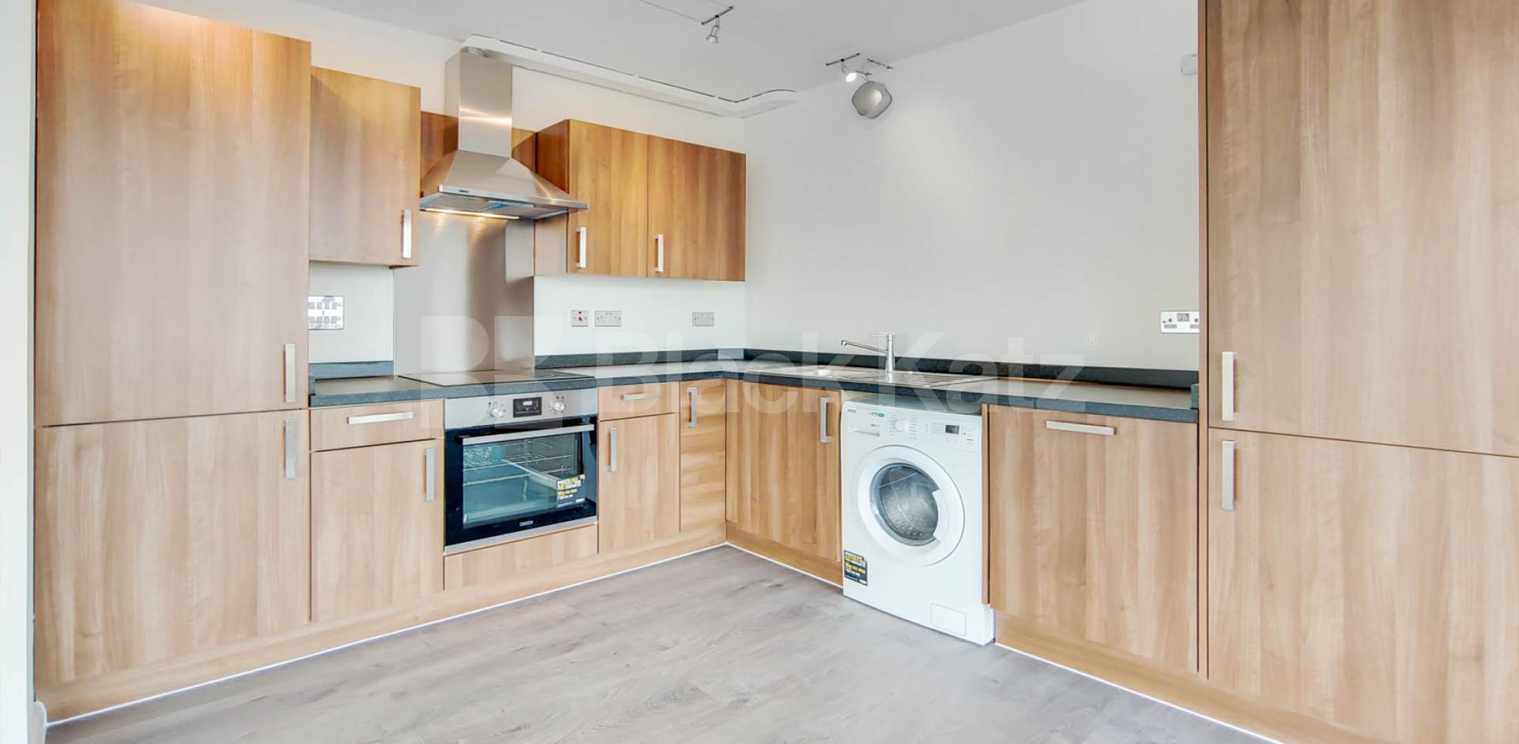 			2 Bedroom, 1 bath, 1 reception Flat			 Kingsland Road, ISLINGTON E8