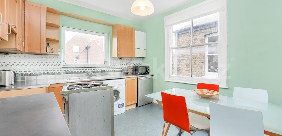 			LET , 2 Bedroom, 1 bath, 1 reception Apartment			 Ambergate Street , Kennington 