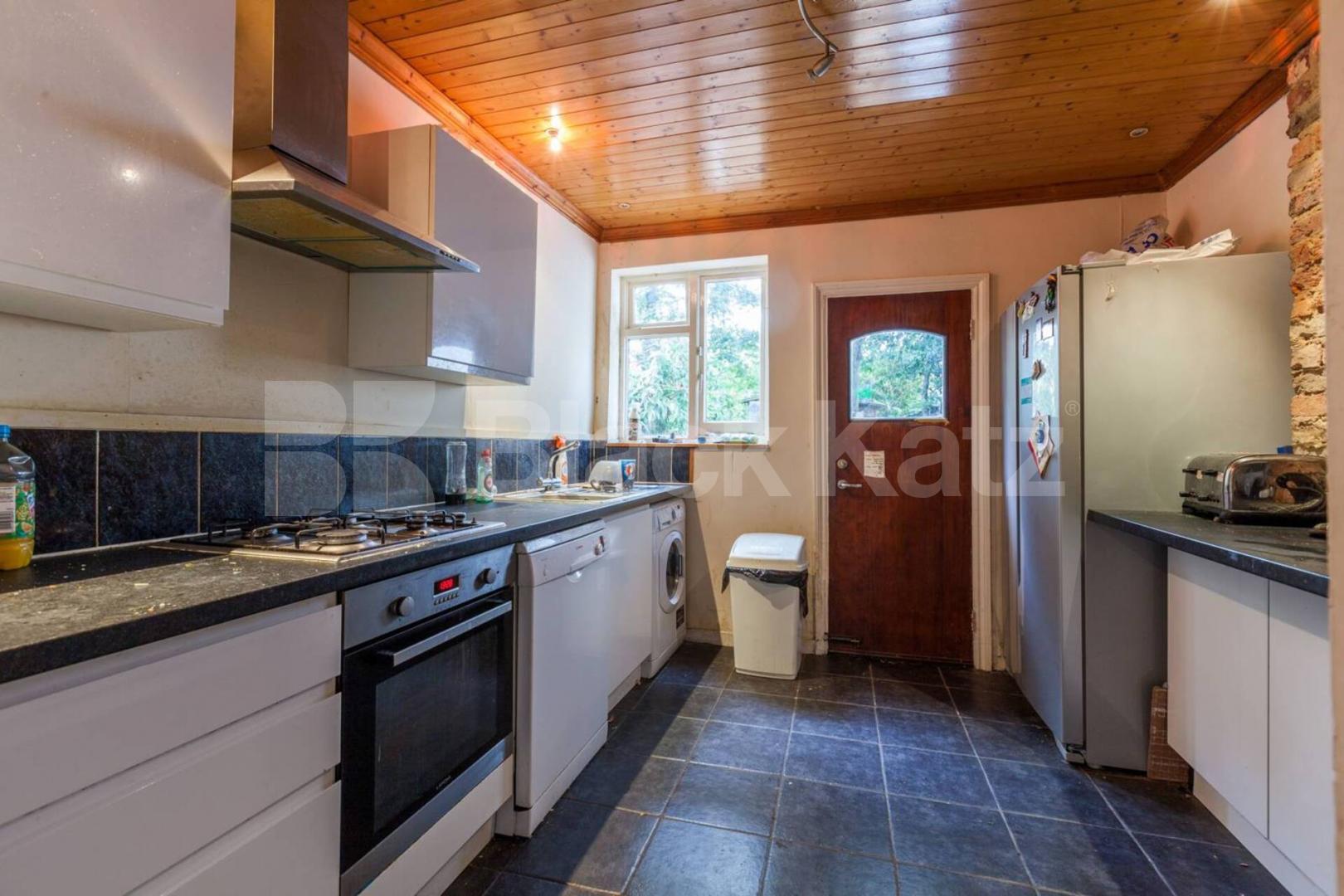 Large 4 bedroom house split over 2 floors with rear agrden Lyal Road , Victoria Park / Bow