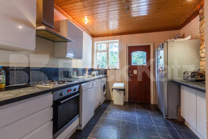 Large 4 bedroom house split over 2 floors with rear agrden Lyal Road , Victoria Park / Bow