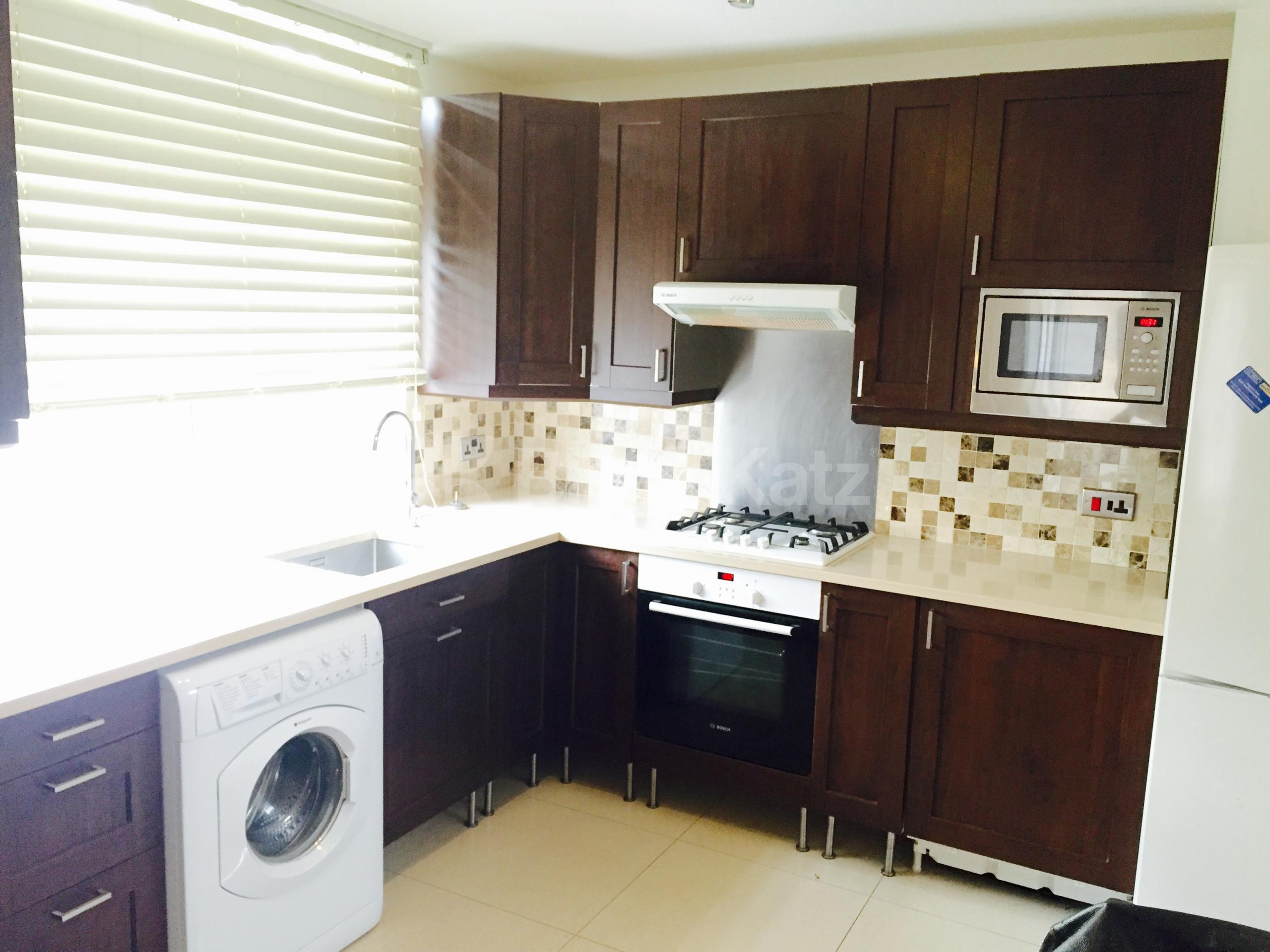 			UNDER OFFER, 3 Bedroom, 1 bath, 1 reception Flat			 Victoria Rise, Clapham Common SW4