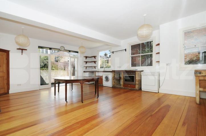 			4 Bedroom, 1 bath, 1 reception House			 Roxwell Road, Shepherds Bush