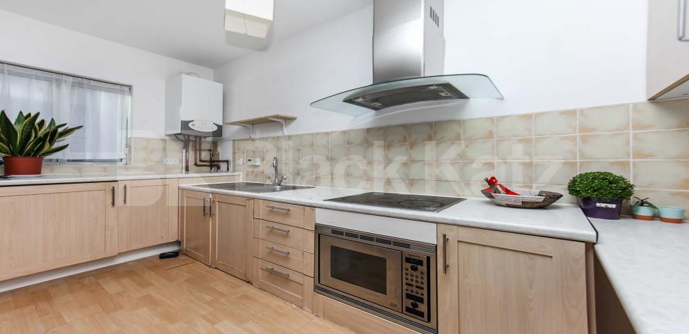 			LET , 1 Bedroom, 1 bath, 1 reception Apartment			 Petticoat Square. Middlesex Street.  , Liverpool Street.