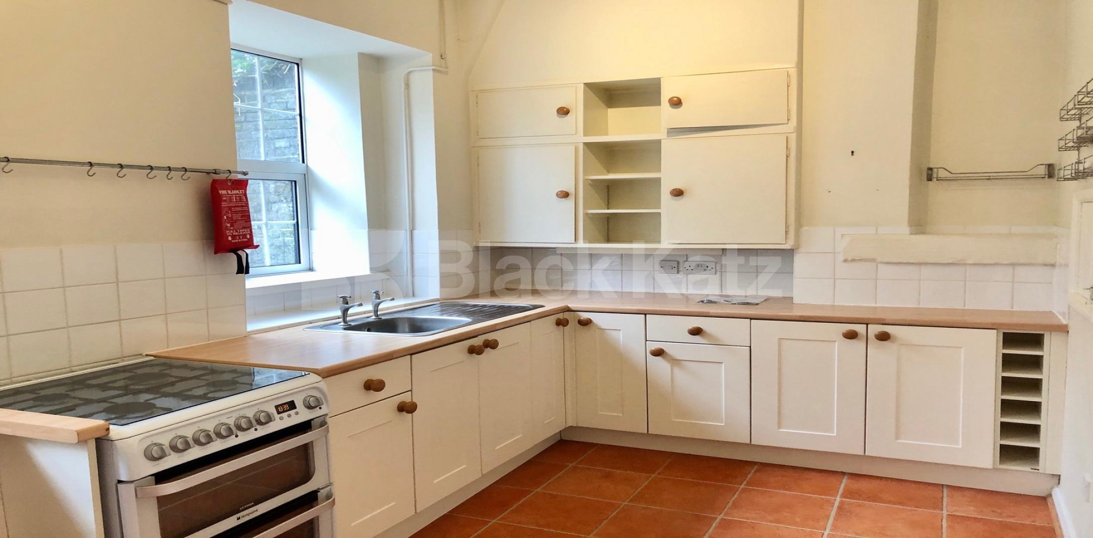 			UNDER OFFER , 3 Bedroom, 1 bath, 1 reception Ground Floor Flat			 St Paul`s Vicarage - Kipling Street, Borough/London Bridge