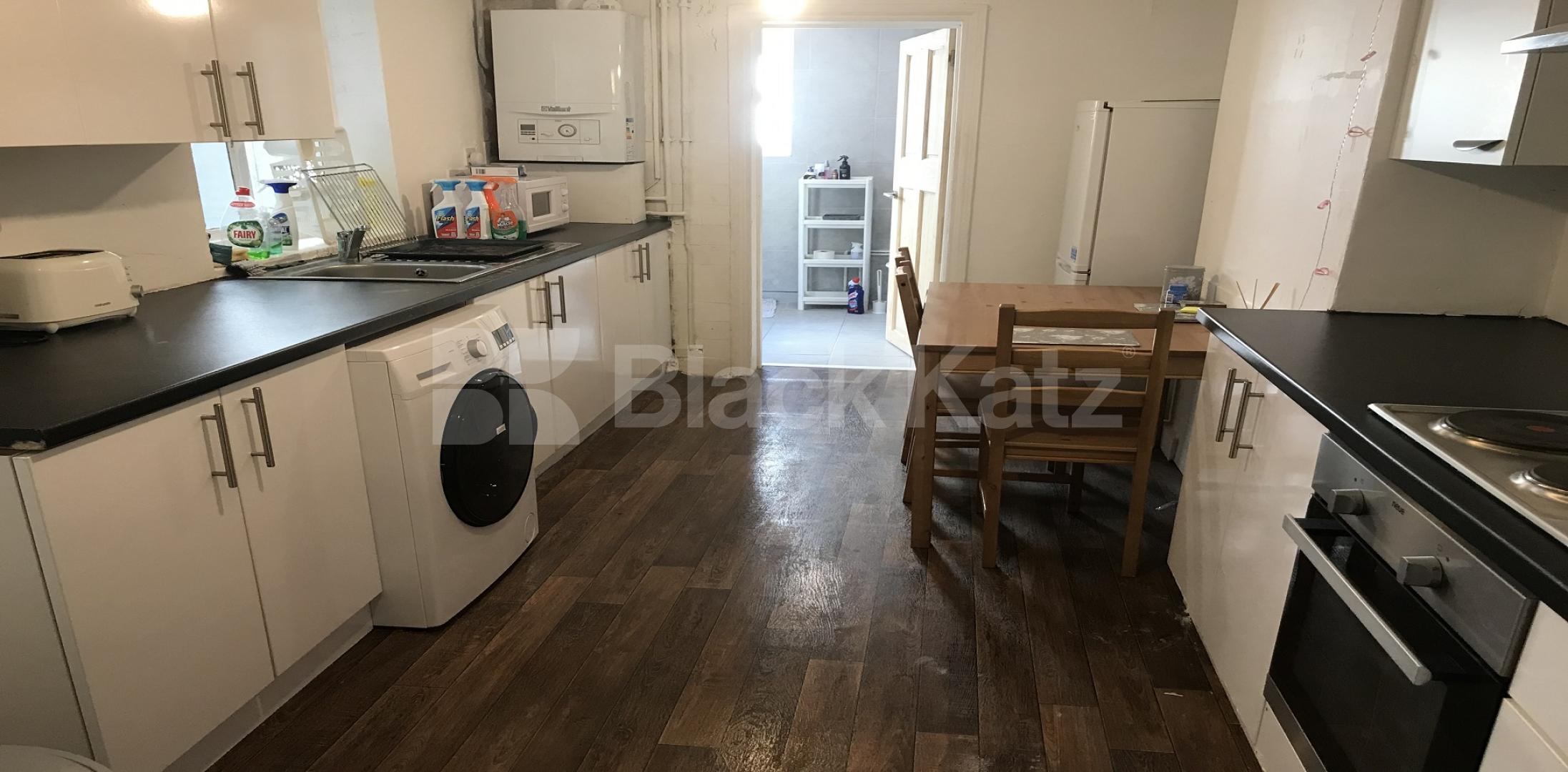 			LET , 4 Bedroom, 1 bath, 1 reception Apartment			 Queenstown Road, Battersea Park