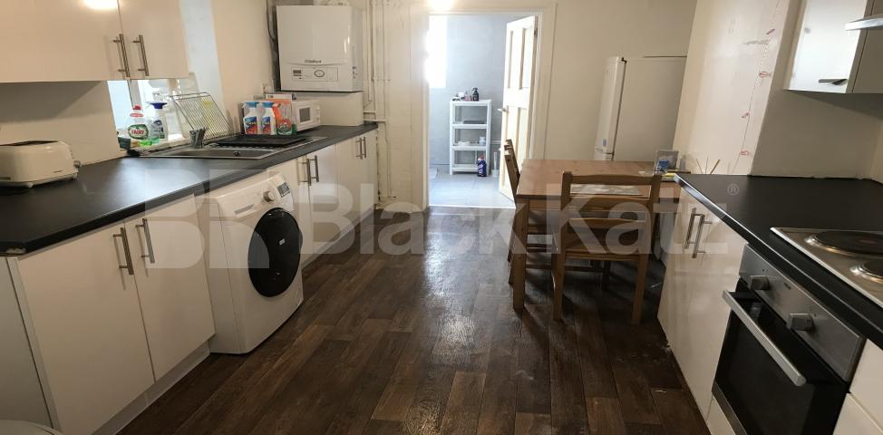 			LET , 4 Bedroom, 1 bath, 1 reception Apartment			 Queenstown Road, Battersea Park