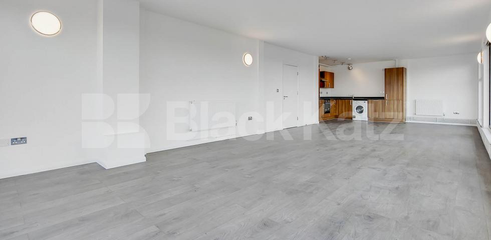 			2 Bedroom, 1 bath, 1 reception Flat			 Kingsland Road, ISLINGTON E8