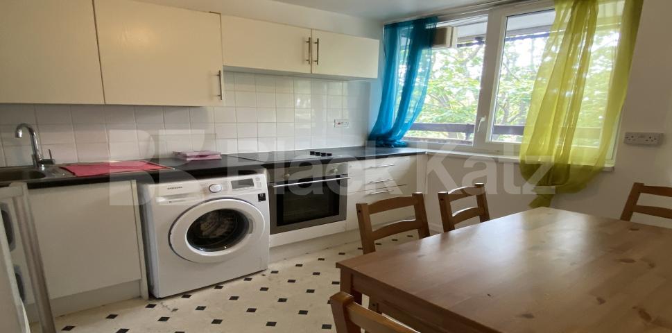 			UNDER OFFER, 3 Bedroom, 1 bath, 1 reception Apartment			 Carey Gardens, Vauxhall/Battersea