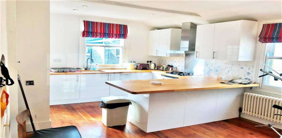 			3 Bedroom, 1 bath, 1 reception Flat			 Ormiston Grove, SHEPHERDS BUSH
