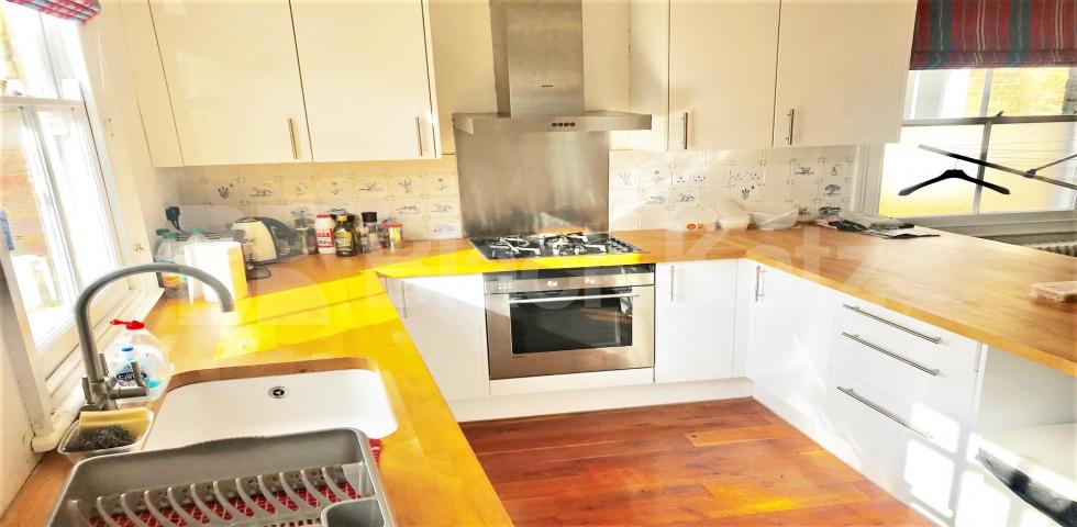 			3 Bedroom, 1 bath, 1 reception Flat			 Ormiston Grove, SHEPHERDS BUSH