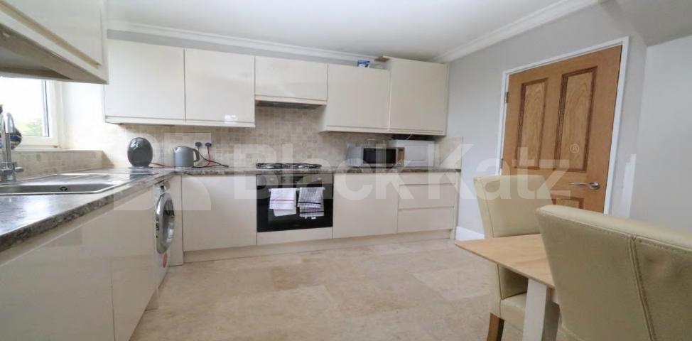			NEW INSTRUCTION ALL BILLS INCLUDED, 5 Bedroom, 1 bath, 1 reception Apartment			 Deeley Road, Stockwell/Battersea