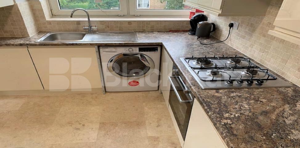 			NEW INSTRUCTION ALL BILLS INCLUDED, 5 Bedroom, 1 bath, 1 reception Apartment			 Deeley Road, Stockwell/Battersea