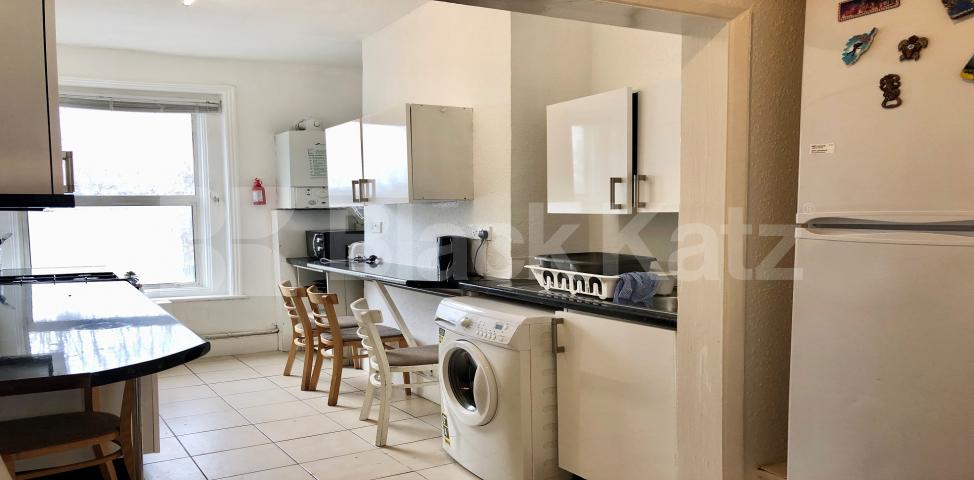 			NEW INSTRUCTION, 3 Bedroom, 1 bath, 1 reception Apartment			 Tower Bridge Road, London Bridge/ Tower Bridge Road