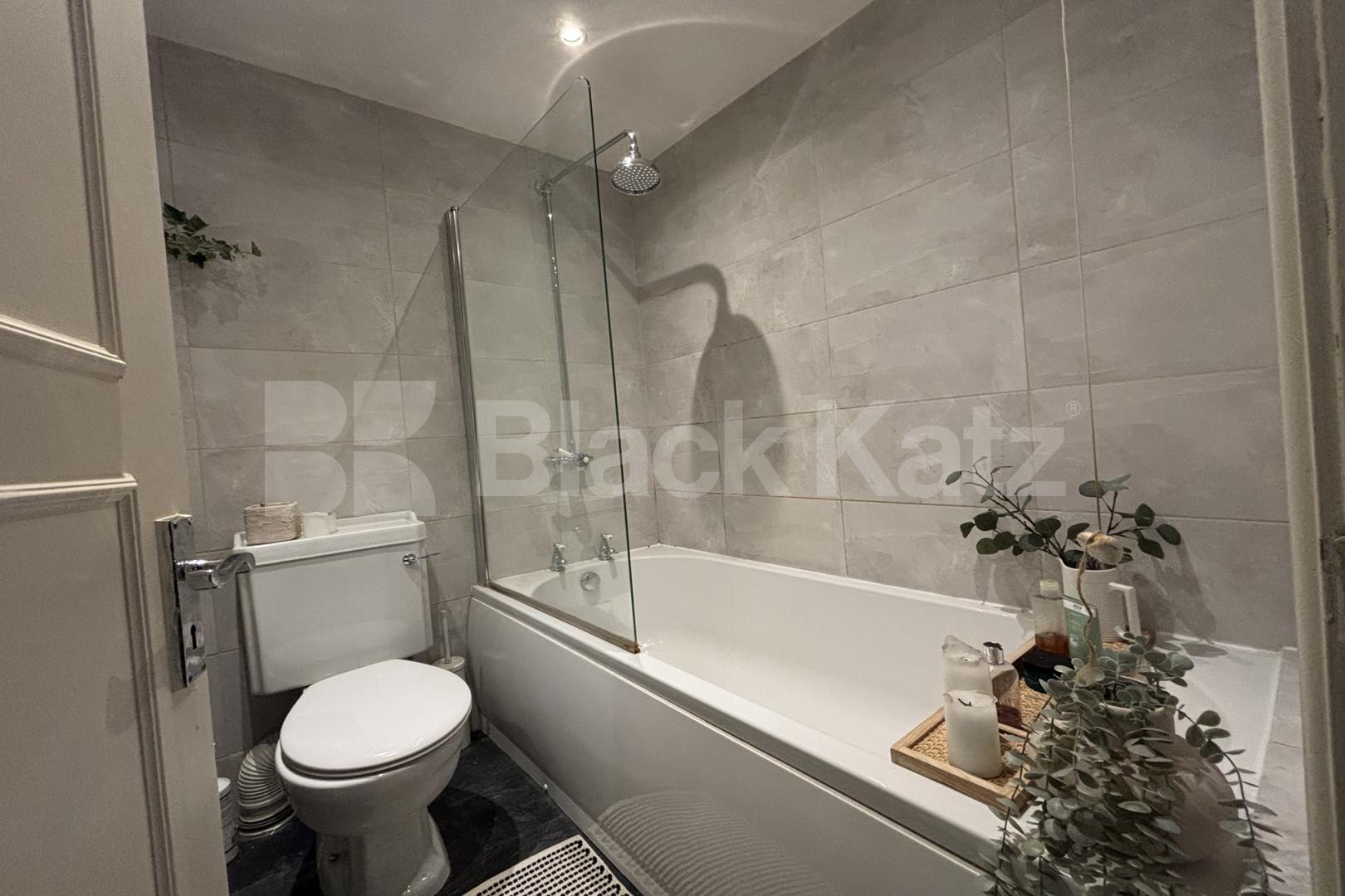 Stylish, bright & airy & contemporary period conversion  Lucien Road, tooting Broadway