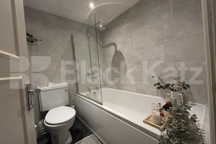 Stylish, bright & airy & contemporary period conversion  Lucien Road, tooting Broadway