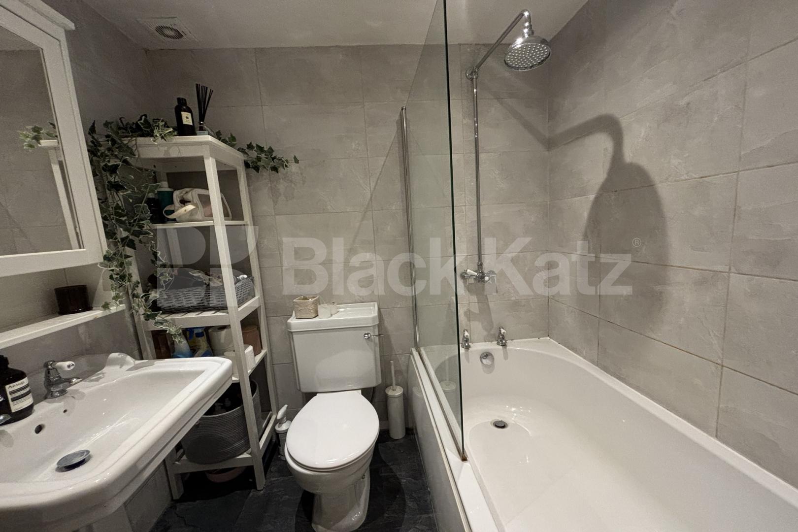 Stylish, bright & airy & contemporary period conversion  Lucien Road, tooting Broadway