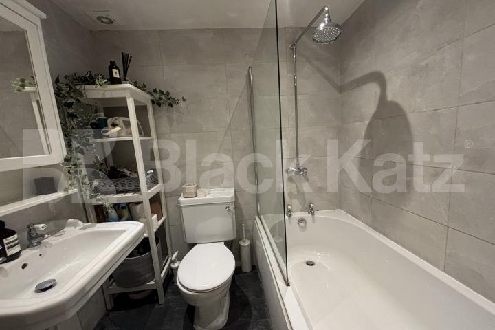 Stylish, bright & airy & contemporary period conversion  Lucien Road, tooting Broadway