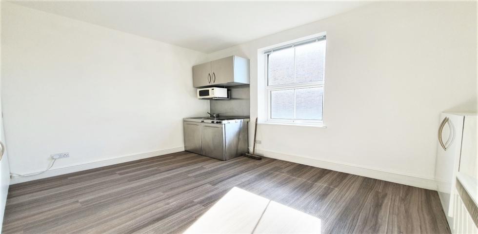 			WATER RATES INCLUDED, Studio Apartment, 1 bath, 1 reception Apartment			 West End Lane, WEST HAMPSTEAD