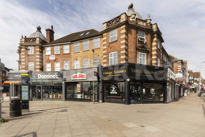 Available from September A stunning and modern three bedroom apartment Vivian Avenue, Parade Mansions Vivian Avenue, NW4,  Parade Mansions Vivian Avenue