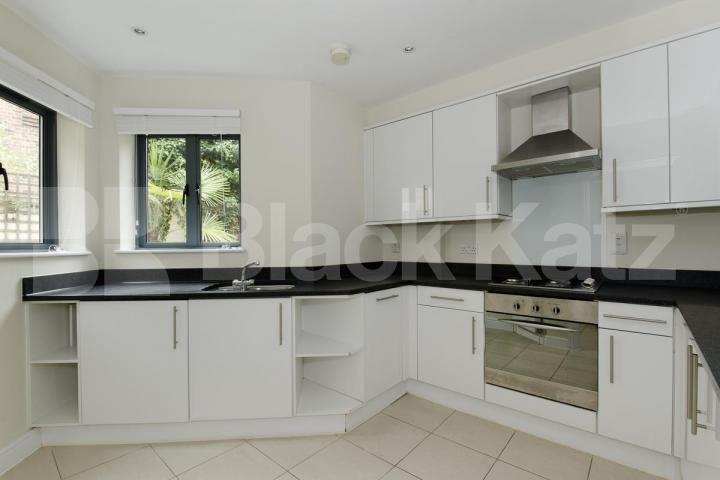 			STUNNING MEWS HOUSE, 2 Bedroom, 1 bath, 1 reception Mews House			 Liverpool Road, ANGEL-HIGHBURY-ISLINGTON