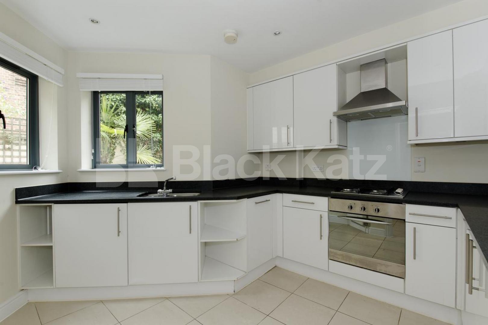 			STUNNING MEWS HOUSE, 2 Bedroom, 1 bath, 1 reception Mews House			 Liverpool Road, ANGEL-HIGHBURY-ISLINGTON