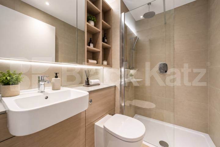Luxury Two Bedroom Apartment with Concierge, Gym & Olympic Park Views Glass House Gardens, Stratford