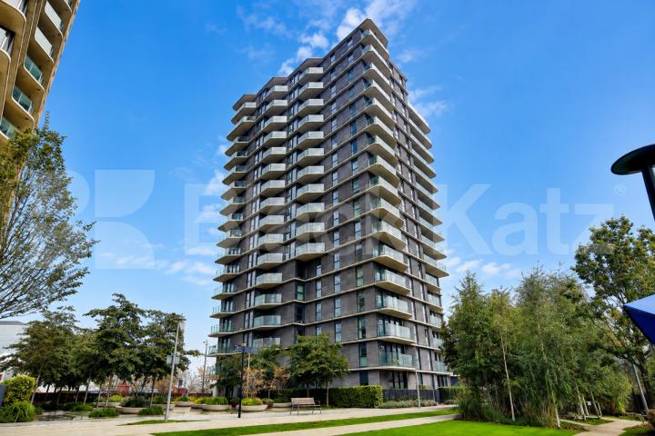 Luxury Two Bedroom Apartment with Concierge, Gym & Olympic Park Views Glass House Gardens, Stratford
