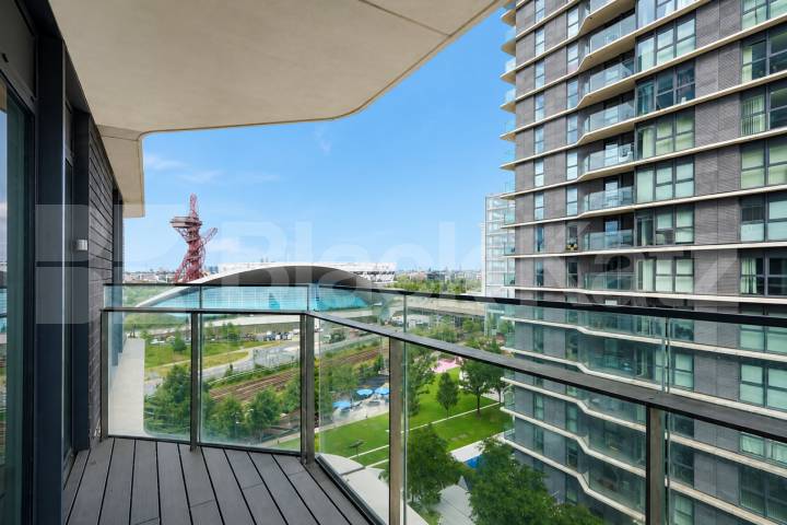 Luxury Two Bedroom Apartment with Concierge, Gym & Olympic Park Views Glass House Gardens, Stratford