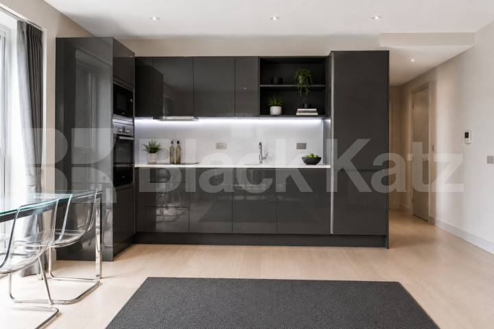 Luxury Two Bedroom Apartment with Concierge, Gym & Olympic Park Views Glass House Gardens, Stratford