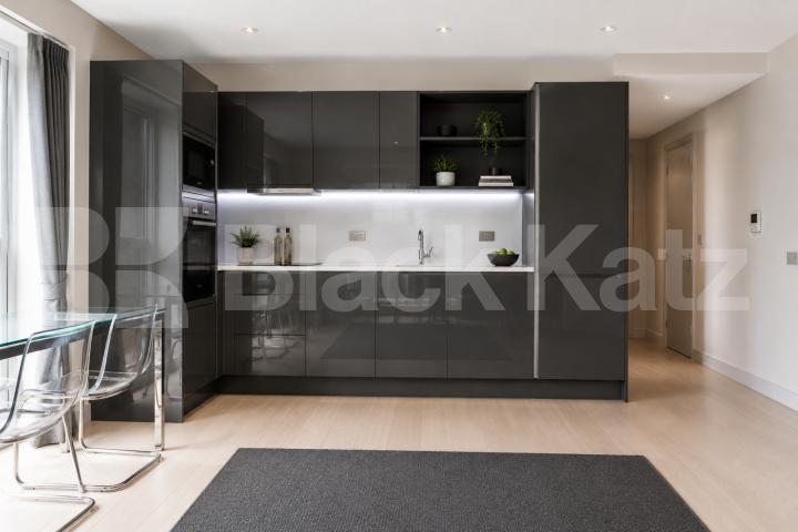 Luxury Two Bedroom Apartment with Concierge, Gym & Olympic Park Views Glass House Gardens, Stratford
