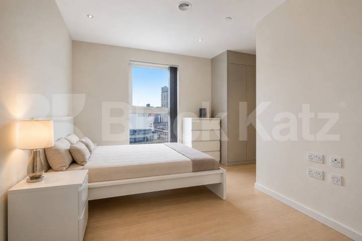 Luxury Two Bedroom Apartment with Concierge, Gym & Olympic Park Views Glass House Gardens, Stratford