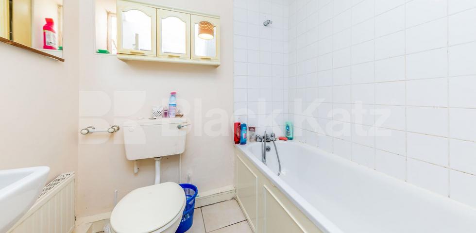 			Includes Gas, electric, water and Council Tax, Studio Apartment, 1 bath, 1 reception Ground Floor Flat			 Whittington Road, Bounds Green / Wood Green