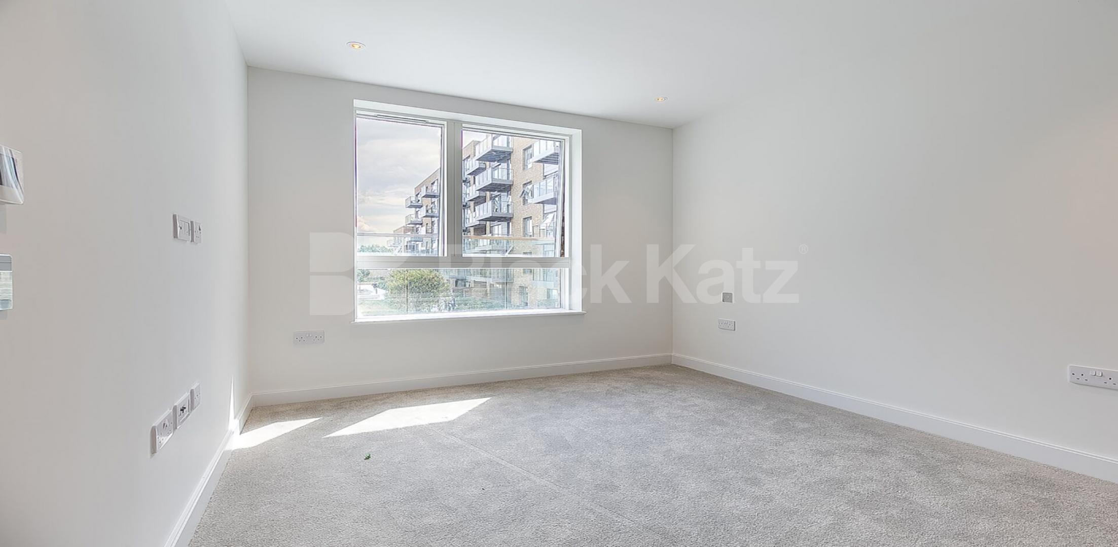 			New Instruction! Private balcony! , 2 Bedroom, 1 bath, 1 reception Apartment			 Smithfield Square , Crouch End / Hornsey