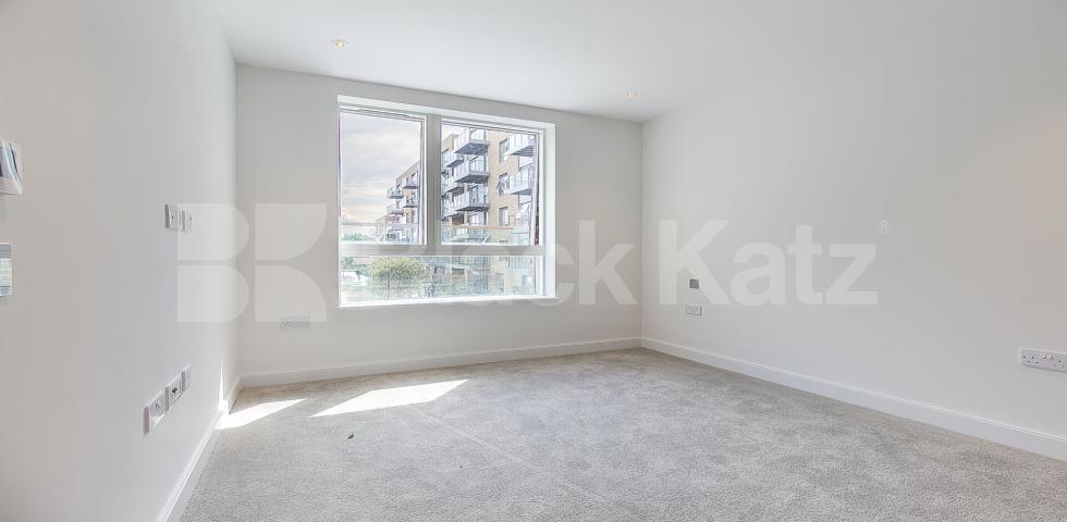 			New Instruction! Private balcony! , 2 Bedroom, 1 bath, 1 reception Apartment			 Smithfield Square , Crouch End / Hornsey