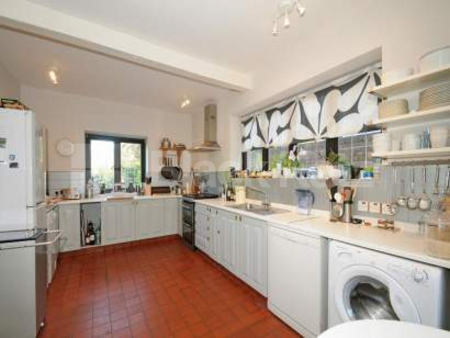 			LET, 4 Bedroom, 1 bath, 1 reception Detached House			 Creighton Avenue, Muswell Hill