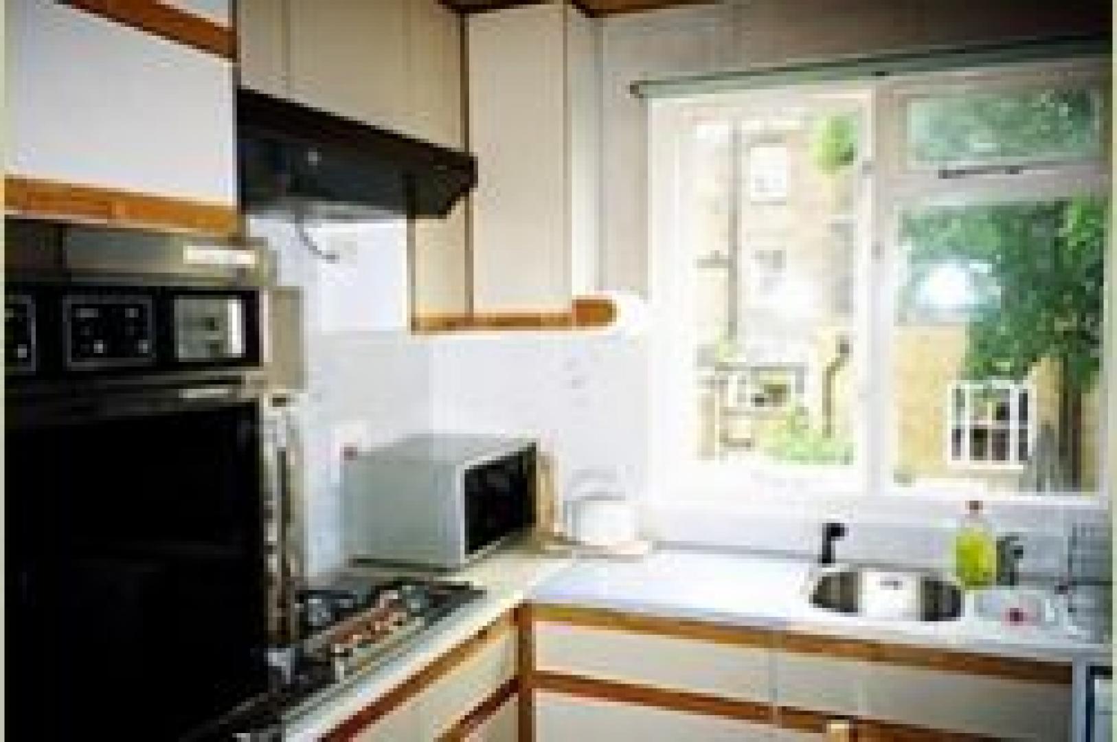 			2 Bedroom, 1 bath, 1 reception Flat			 Lonsdale Road, NOTTINGHILL W11