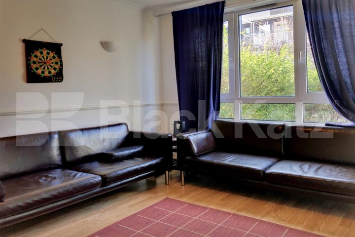 Four double bedroomed duplex apartment with charming garden   Saracen Street, Westferry 