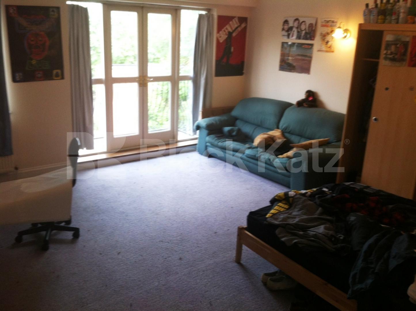 			IDEAL FOR 3 SHARERS!, 2 Bedroom, 1 bath, 1 reception Flat			 York Way, Caledonian Road