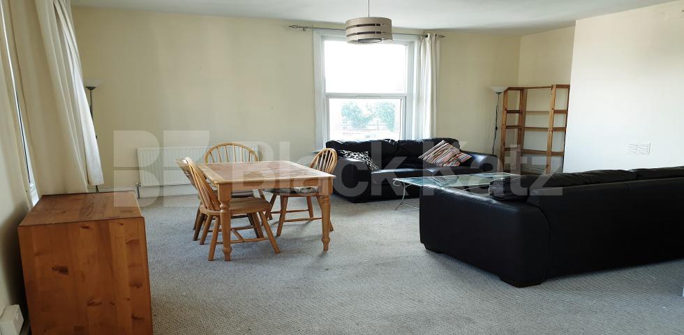 			LET, 4 Bedroom, 1 bath, 1 reception Apartment			 St John's Hill, Clapham Junction