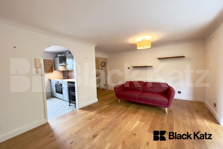 Modern apartment set within private woodlands Linwood Close, Peckham