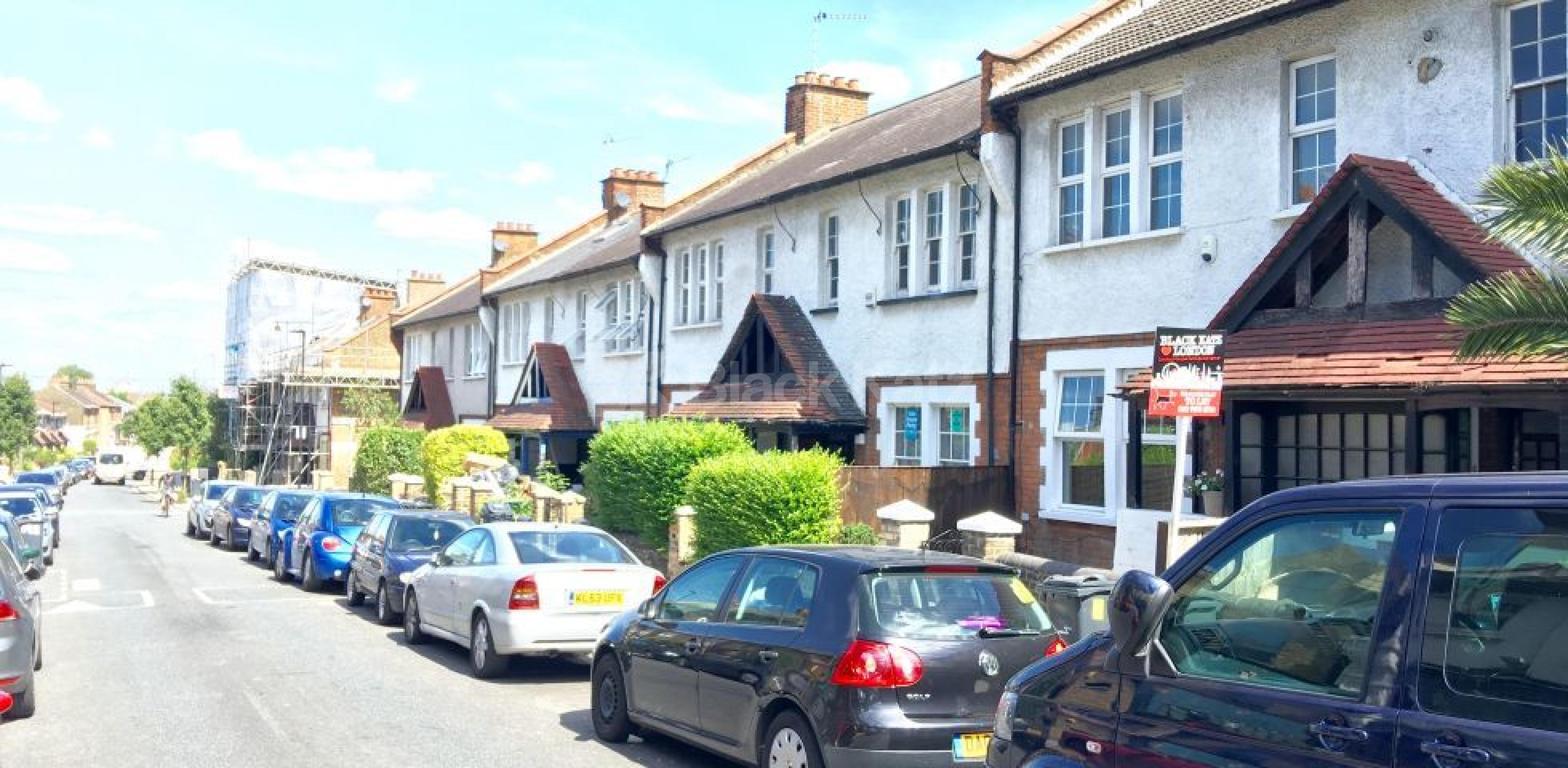 			UNDER OFFER , 4 Bedroom, 1 bath, 1 reception Maisonette			 Lyham Road, Clapham Park SW2