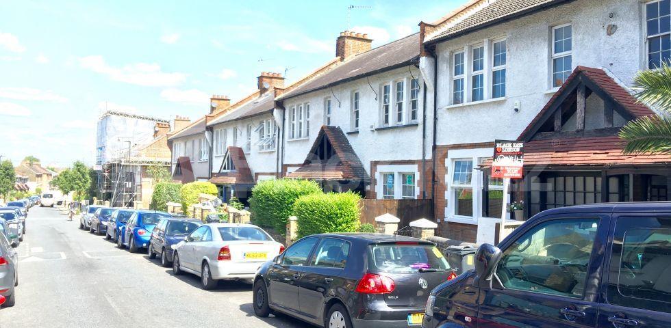 			UNDER OFFER , 4 Bedroom, 1 bath, 1 reception Maisonette			 Lyham Road, Clapham Park