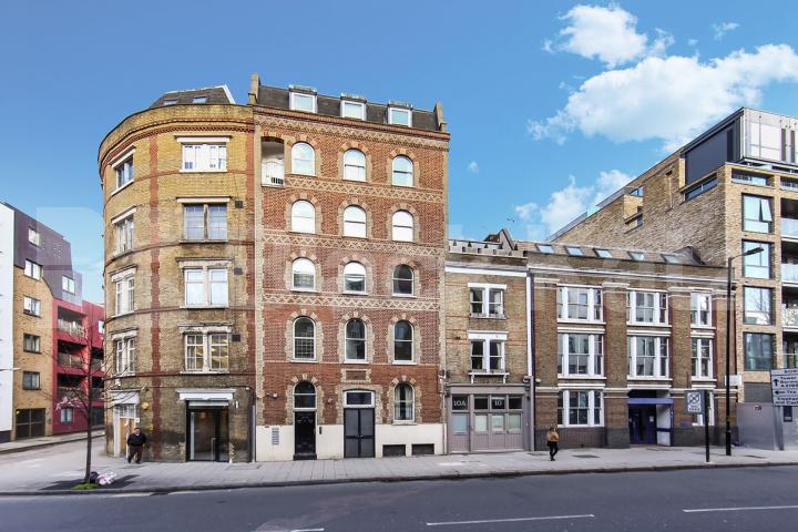 tunning two double bedroom, two bathroom warehouse style penthouse Marshalsea Road, Borough